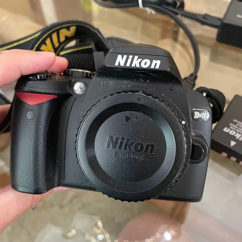 Nikon D40 Digital SLR Camera Body Black with Battery and MH-23 Quick Charger